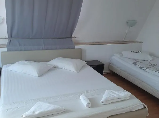 Piccola Italia Casa Racovita 게스트하우스 3*